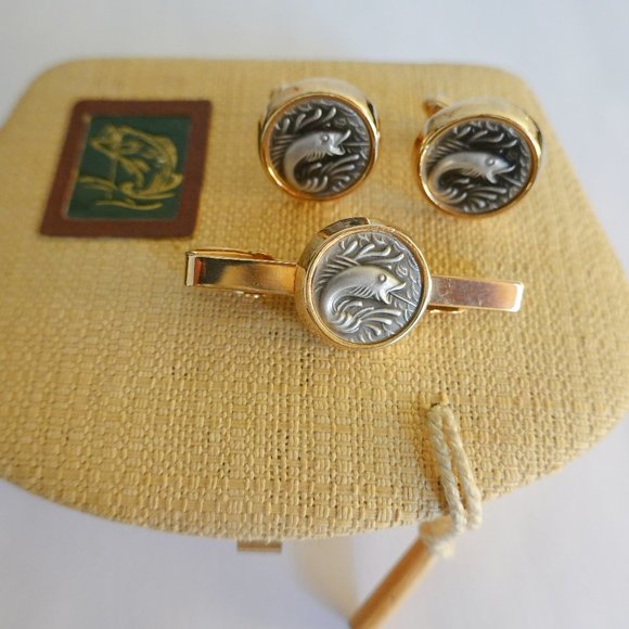 Wide Mouth Bass Fishing Cufflinks and Tie Bar In Jewelry Box new - Picture 1 of 3